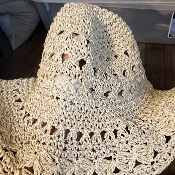 Crochet hat - Picture 3 of 4